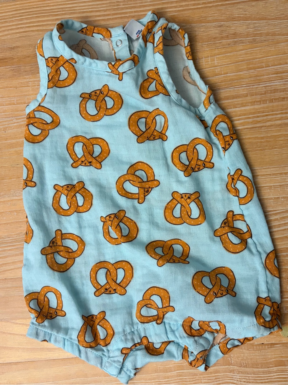 Baby boys old navy pretzel outfit size 6-12 months